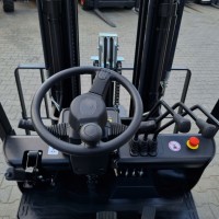 3-kołowy elektryczny wózek widłowy EP EFS151 (Li-ION)
