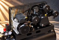 Kompresor tłokowy olejowy 100 l – 400 V, 3 kW, 10 bar, trzytłokowy, wydajność 506 l/min
