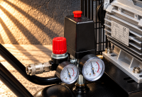 Kompresor tłokowy olejowy 100 l – 400 V, 3 kW, 10 bar, trzytłokowy, wydajność 506 l/min
