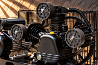 Kompresor tłokowy olejowy 100 l 2,2 kW 230 V – trzytłokowy, 10 bar, 452 l/min
