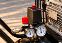 Kompresor tłokowy olejowy 100 l 2,2 kW 230 V – trzytłokowy, 10 bar, 452 l/min
