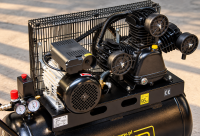 Kompresor tłokowy olejowy 100 l 2,2 kW 230 V – trzytłokowy, 10 bar, 452 l/min

